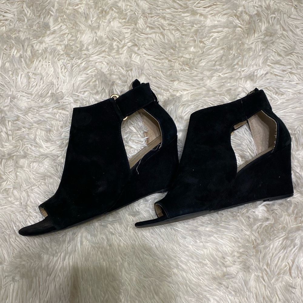 Black wedges